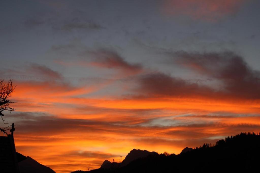 Pfeiffer Alm Am Sonnenhang Mit Blick Auf Die Zugspitze Garmisch-Partenkirchen Bagian luar foto