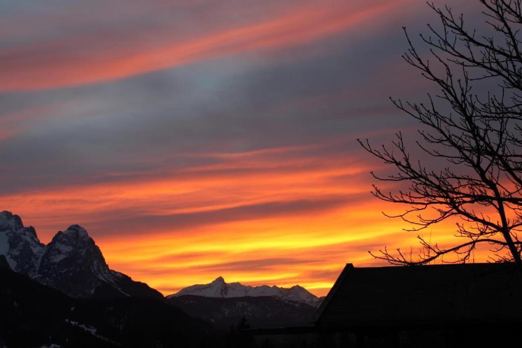 Pfeiffer Alm Am Sonnenhang Mit Blick Auf Die Zugspitze Garmisch-Partenkirchen Bagian luar foto