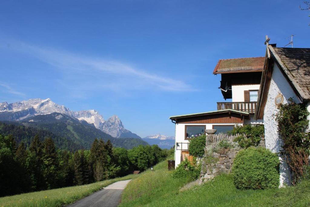 Pfeiffer Alm Am Sonnenhang Mit Blick Auf Die Zugspitze Garmisch-Partenkirchen Bagian luar foto