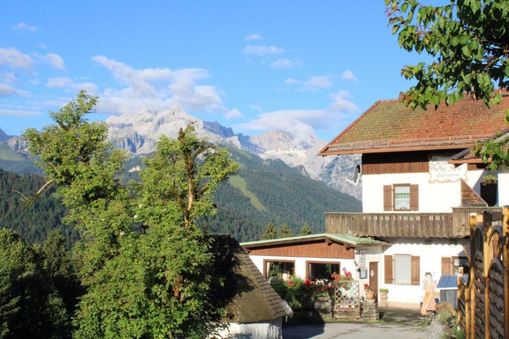 Pfeiffer Alm Am Sonnenhang Mit Blick Auf Die Zugspitze Garmisch-Partenkirchen Bagian luar foto