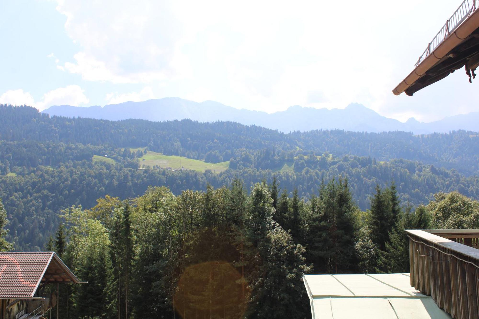 Pfeiffer Alm Am Sonnenhang Mit Blick Auf Die Zugspitze Garmisch-Partenkirchen Ruang foto