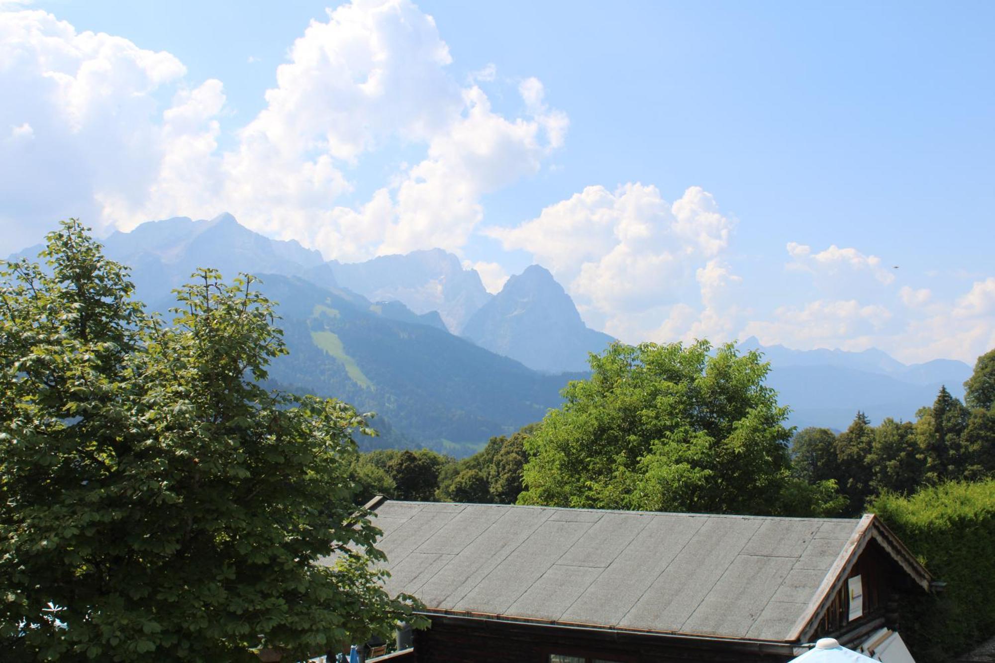 Pfeiffer Alm Am Sonnenhang Mit Blick Auf Die Zugspitze Garmisch-Partenkirchen Ruang foto
